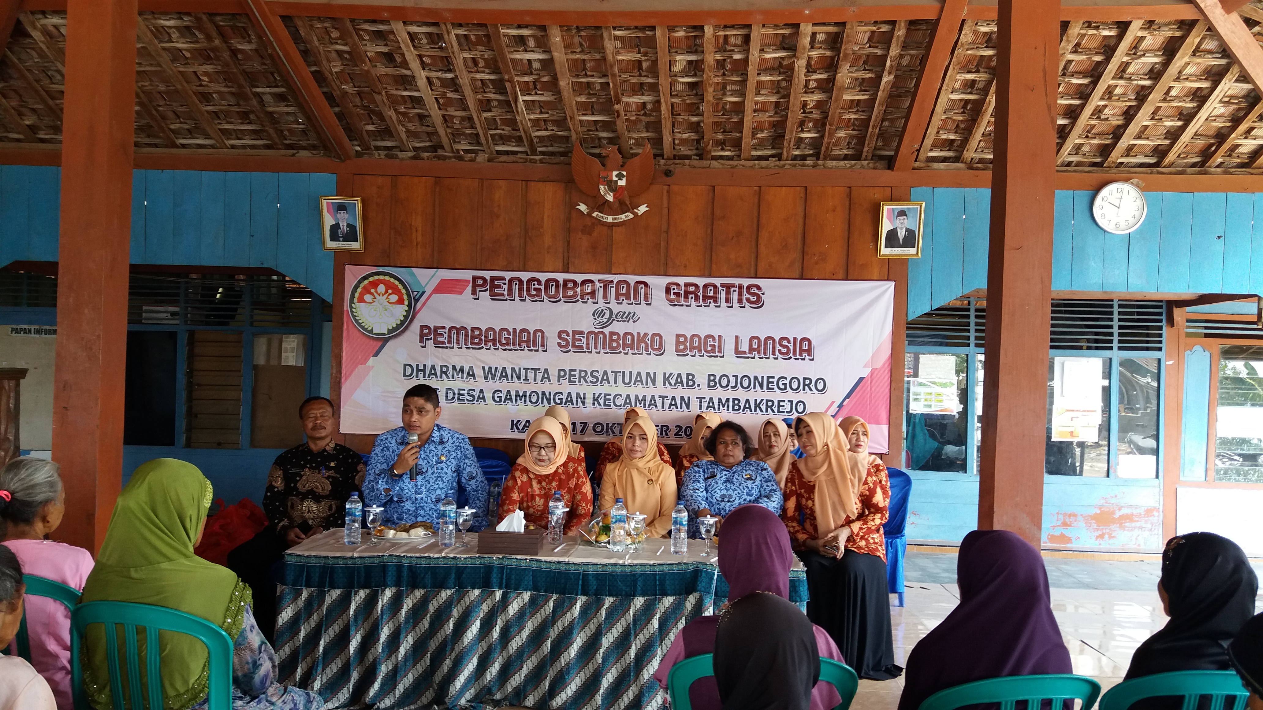 PENGOBATAN GRATIS DAN PEMBAGIAN SEMBAKO BAGI LANSIA  OLEH DHARMA WANITA PERSATUAN KAB. BOJONEGORO