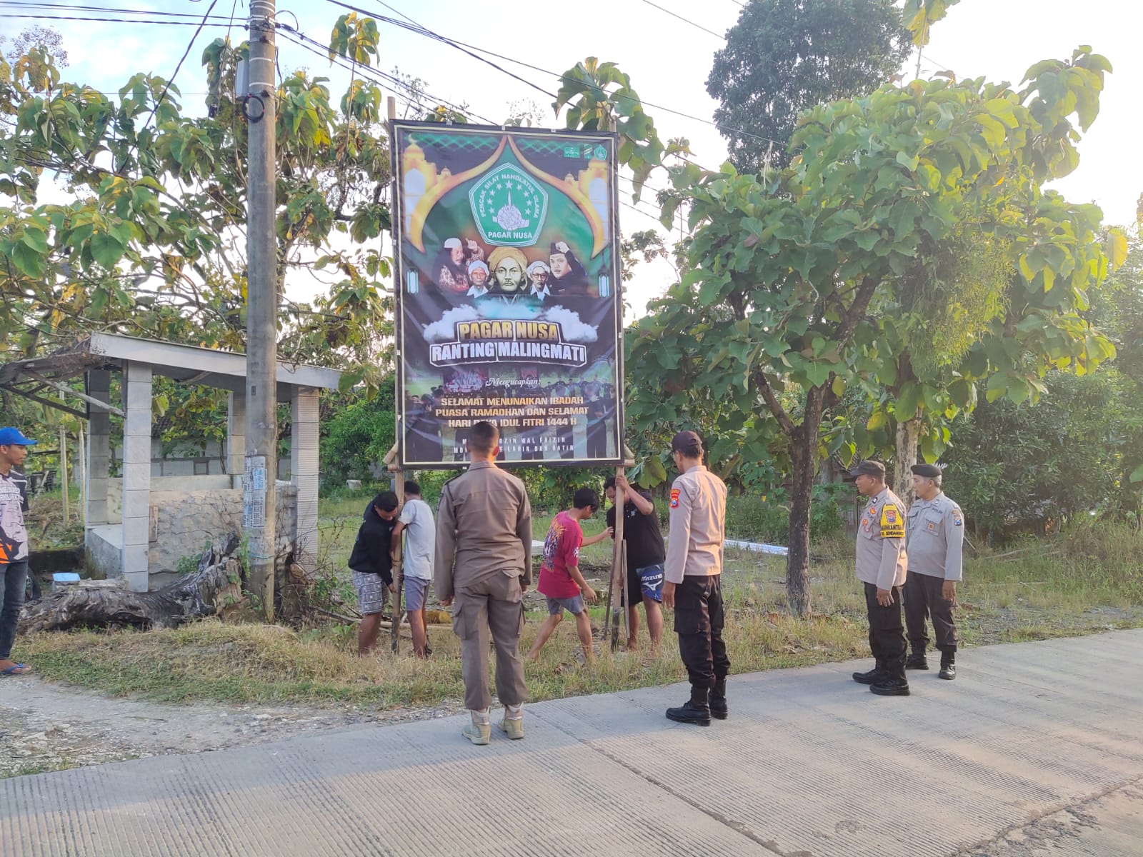kegiatan trantibum penertiban banner Perguruan Silat di Desa Malingmati