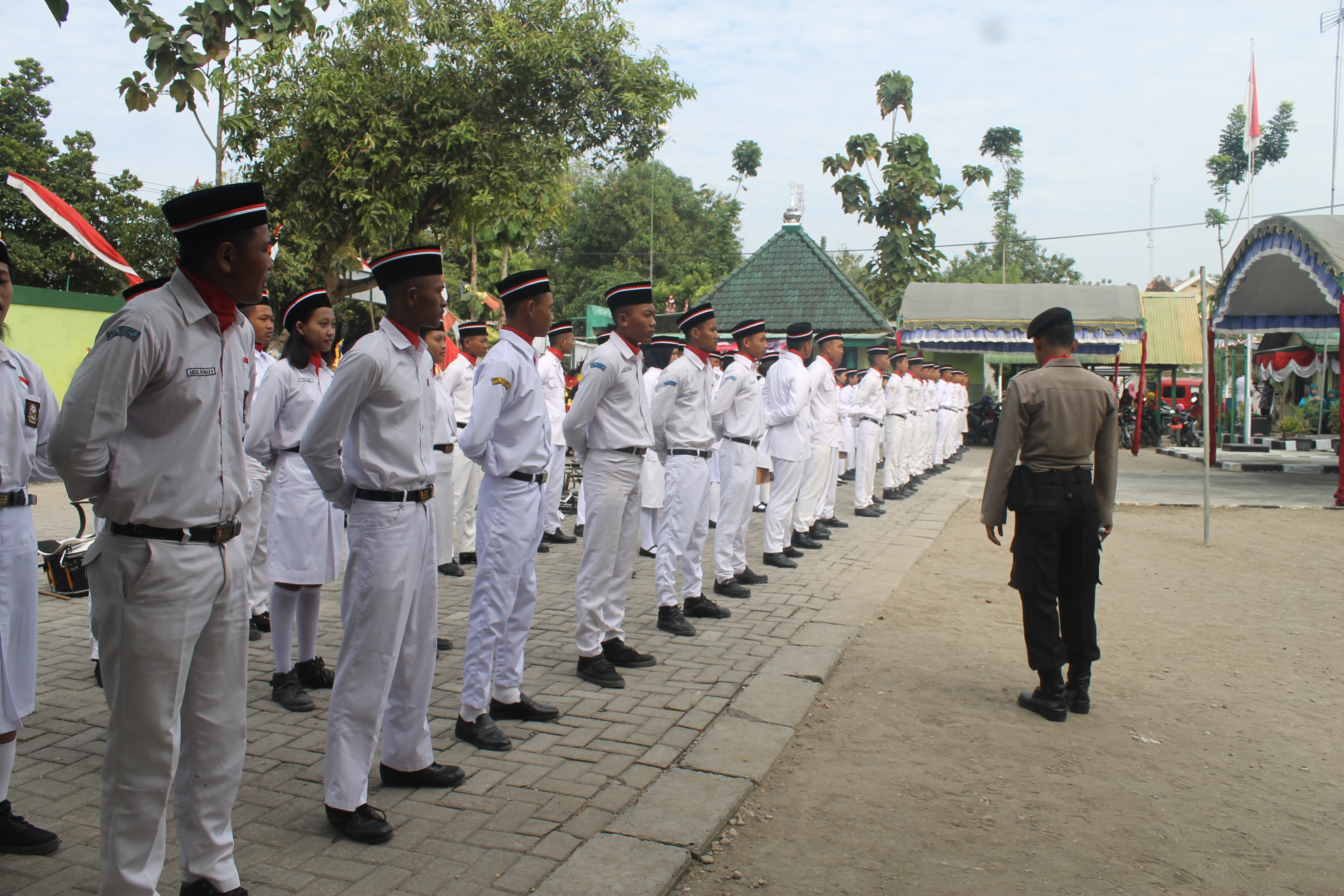 PENGIBARAN BENDERA MERAH PUTIH, HUT RI 72 TH 2017