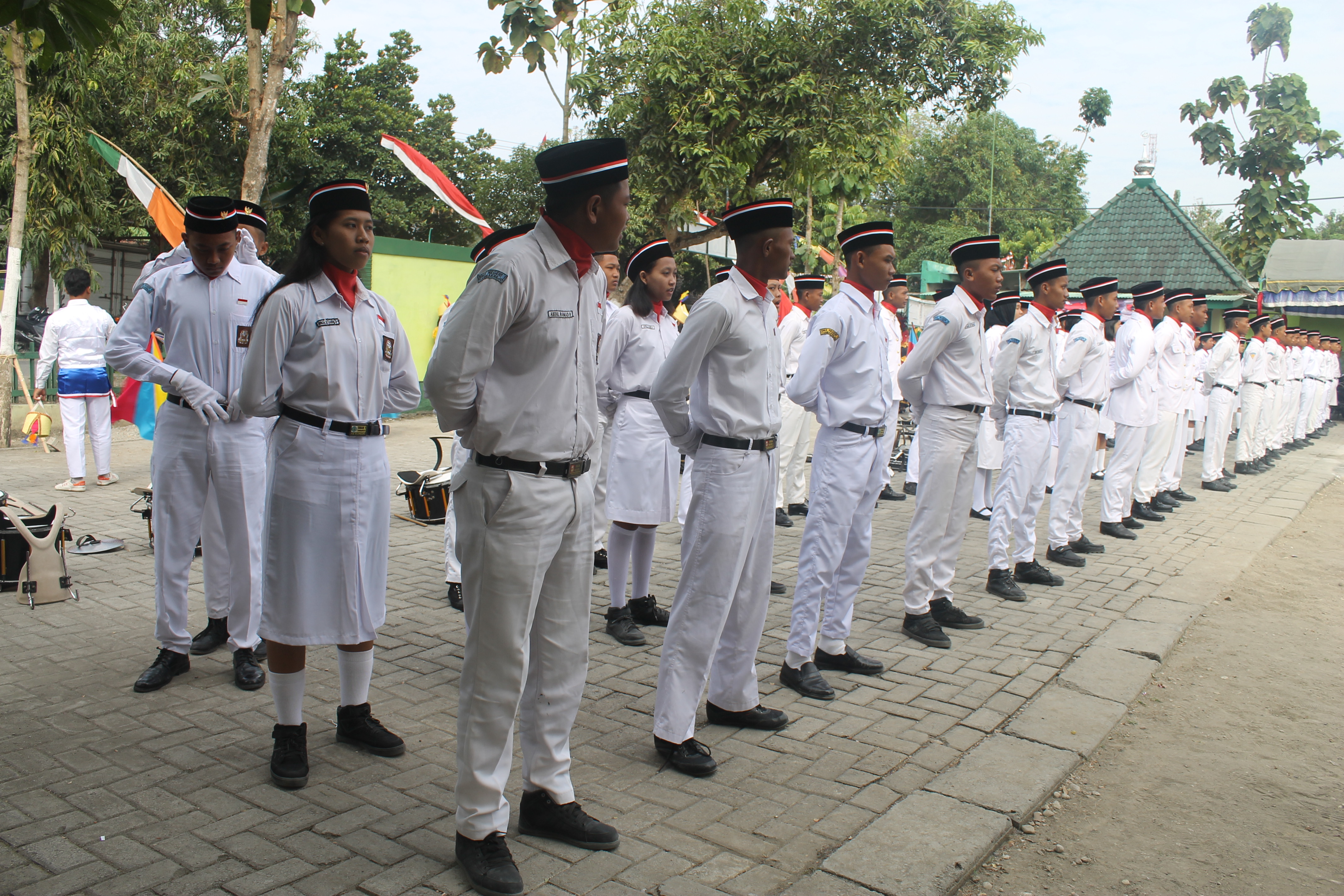 PENGIBARAN BENDERA MERAH PUTIH, HUT RI 72 TH 2017