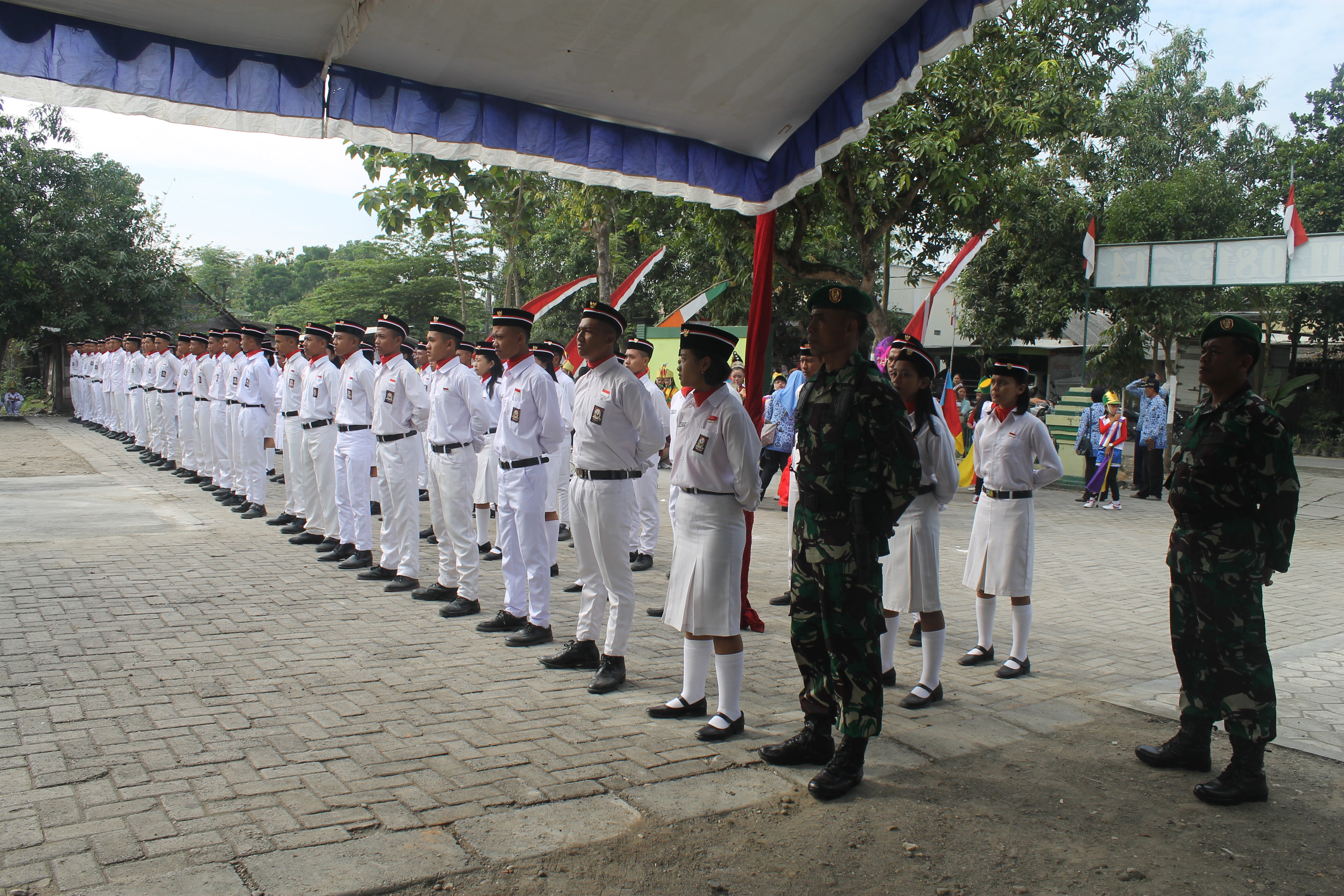 PENGIBARAN BENDERA MERAH PUTIH, HUT RI 72 TH 2017