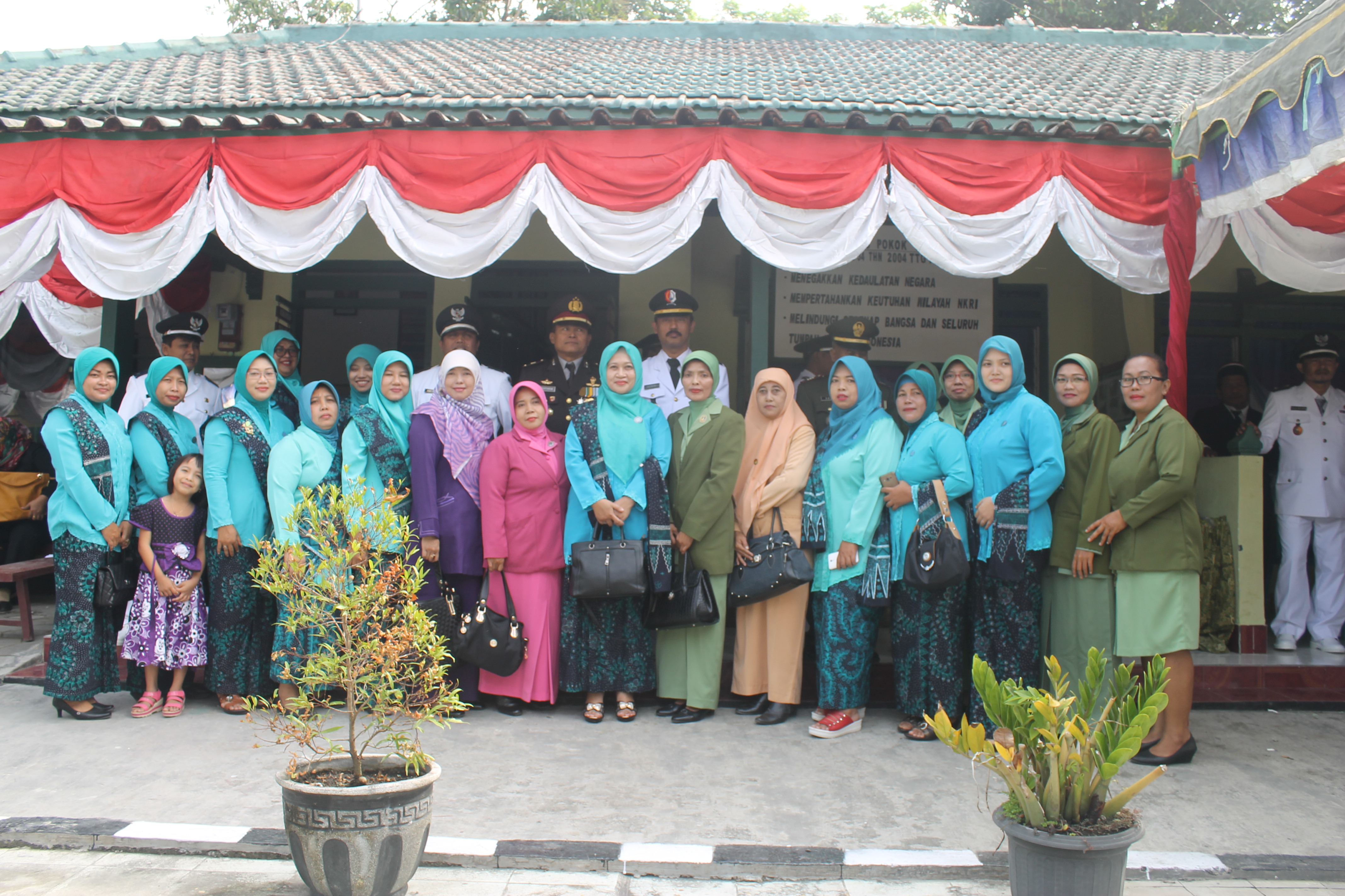 PENGIBARAN BENDERA MERAH PUTIH, HUT RI 72 TH 2017