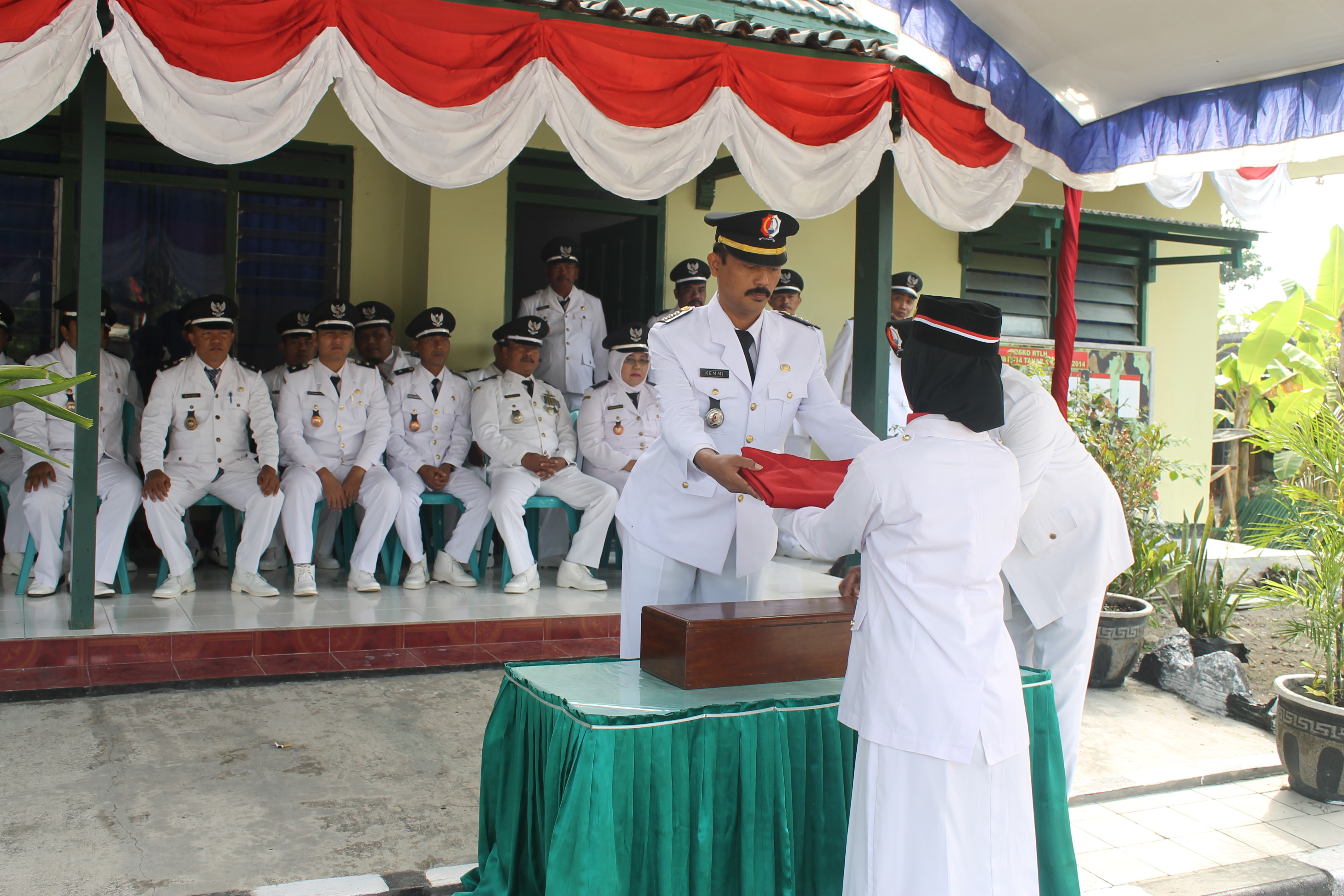 PENGIBARAN BENDERA MERAH PUTIH, HUT RI 72 TH 2017