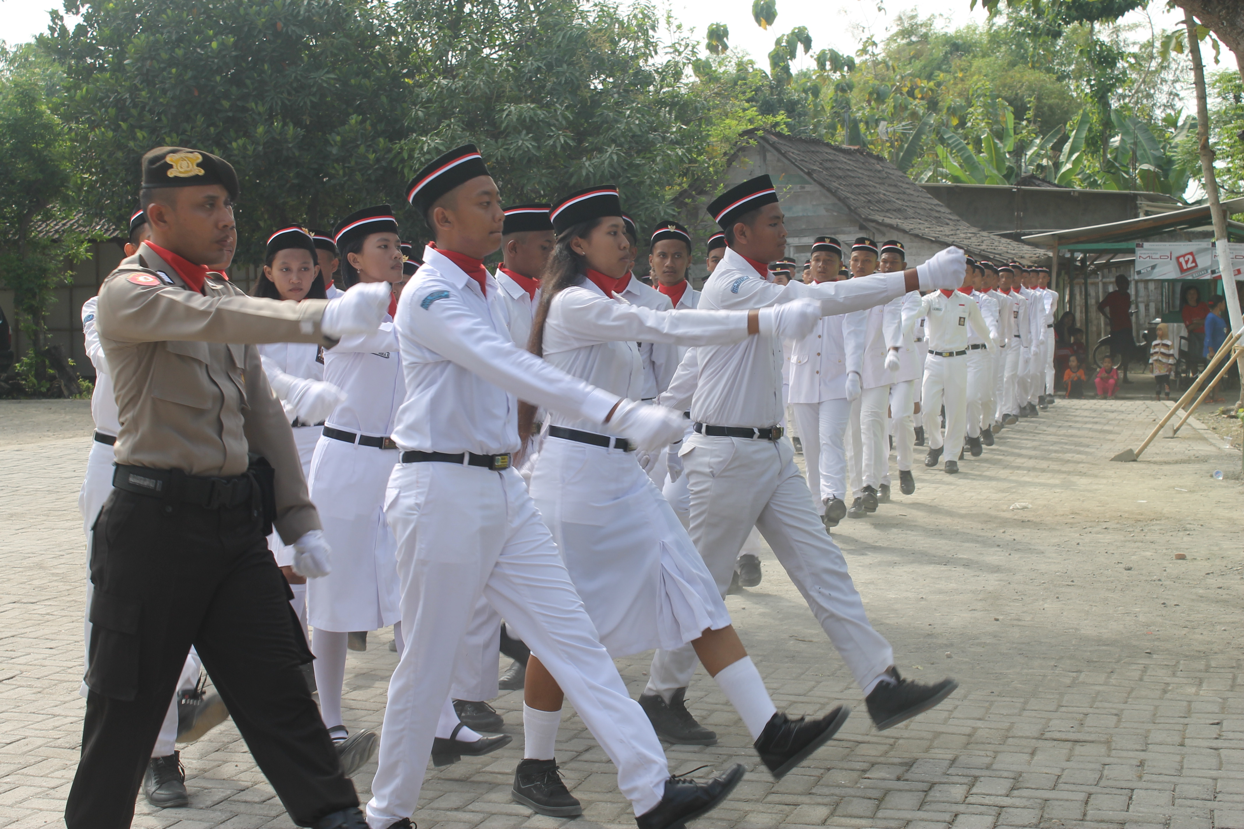 PENGIBARAN BENDERA MERAH PUTIH, HUT RI 72 TH 2017