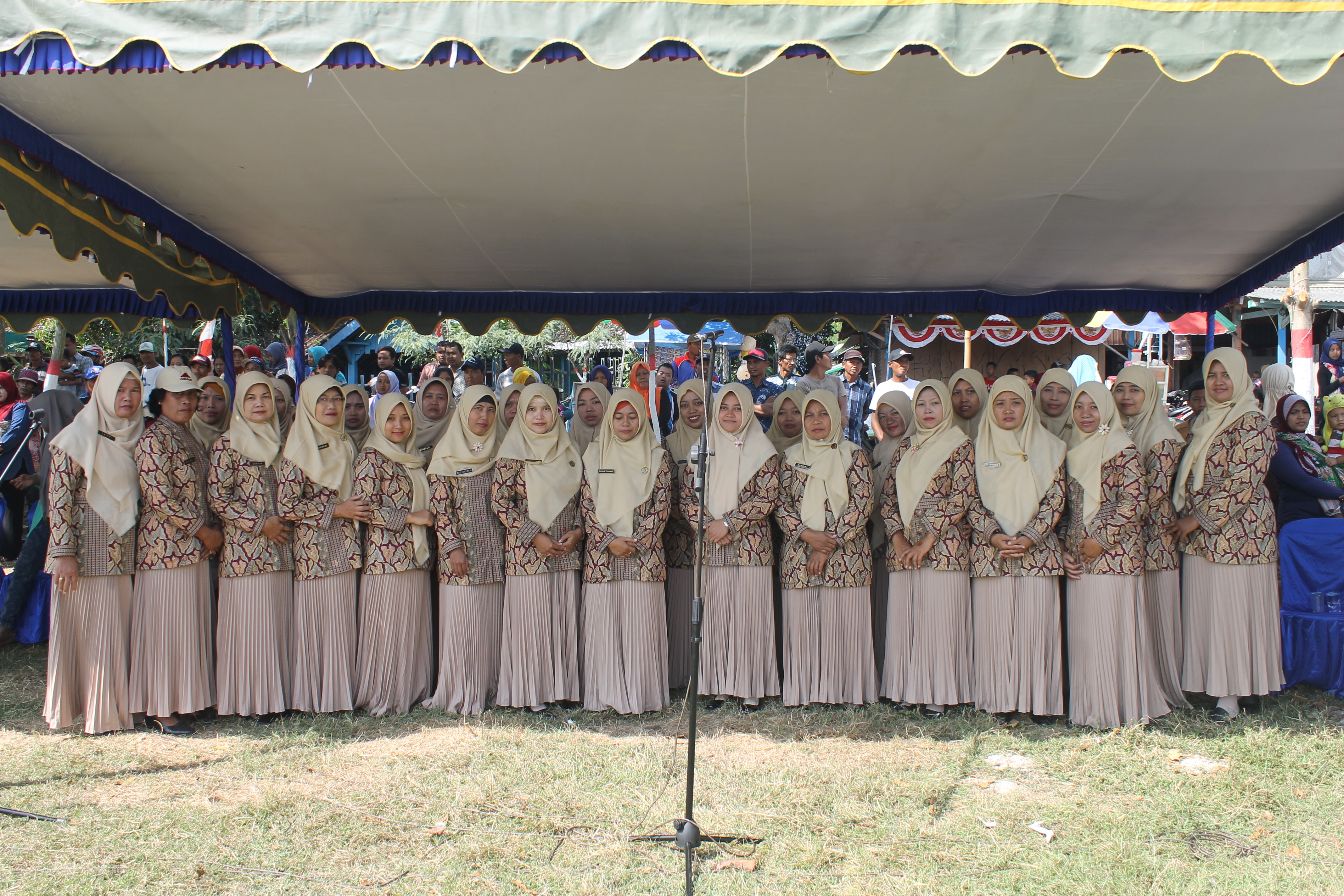 PENGIBARAN BENDERA MERAH PUTIH, HUT RI 72 TH 2017