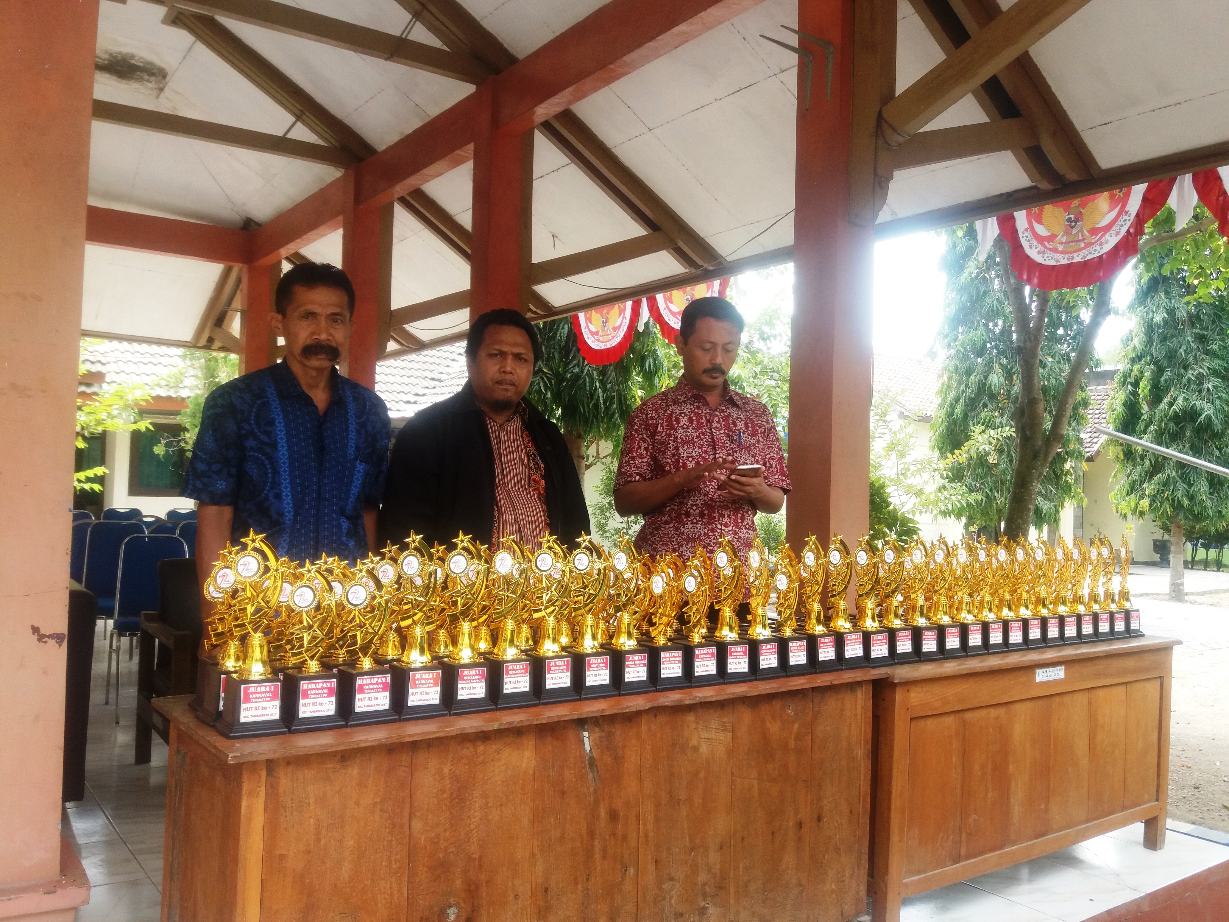 FOTO PENYERAHAN TROPY PEMENANG LOMBA KEGIATAN HUT